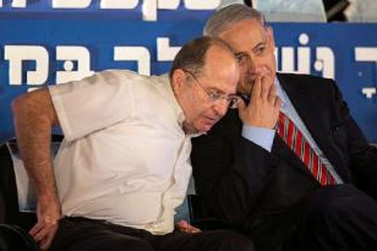 Perdana Menteri Israel Benjamin Netanyahu (kanan) duduk bersama Menteri Pertahanan Moshe Yaalon dalam sebuah acara militer belum lama ini. 