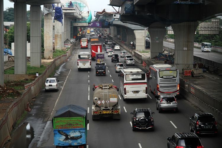 Sejumlah kendaraan melintasi ruas jalan Tol Jakarta-Cikampek arah Cikampek, di kawasan Bekasi Timur, Bekasi, Jawa Barat, Jumat (19/4/2019). Kepala Departemen Komunikasi Jasa Marga mengatakan telah menyiapkan rencana sejumlah antisipasi kepadatan kendaraan di Tol Jakarta-Cikampek dalam menghadapi arus mudik 2019, salah satunya yakni mendorong pengendara mengunjungi destinasi wisata dan kuliner di sepanjang keluar Tol Trans Jawa. ANTARA FOTO/Risky Andrianto/hp.