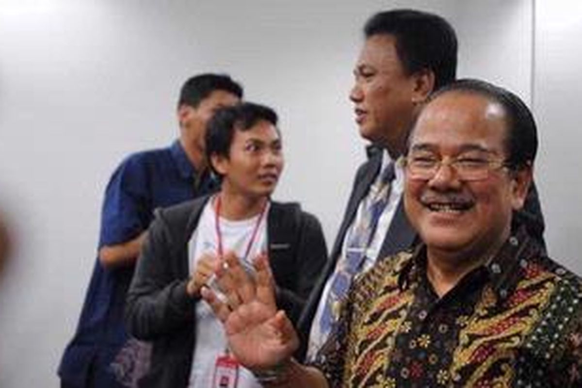 Tersangka dugaan korupsi proyek pengadaan Al Quran di Kementerian Agama senilai Rp 35 miliar, Zulkarnaen Djabar (kanan depan) seusai memberikan keterangan kepada wartawan terkait kasus yang membelitnya di Gedung Kompleks Parlemen, Jakarta, Senin (2/7/2012). Anggota Komisi VIII yang juga anggota Badan Anggaran DPR dari Fraksi Partai Golkar tersebut siap diperiksa Komisi Pemberantasan Korupsi. 