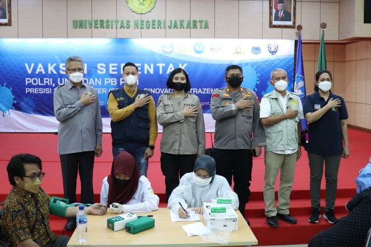 Hadir dalam pembukaan Vaksin Serentak, wakil Rektor Bidang Perencanaan dan Kerjasama UNJ, Dr. Totok Bintoro, M.Pd., Kasubid Kermanbinlat Bidang DVI Pusdokkes Polri, AKBP Aruma Sumaeni, Koordinator Satgas PB-PMII, Panji Sukma Nugraha, Kepala Lembaga, Dekan, dan Direktur Pascasarjana UNJ.