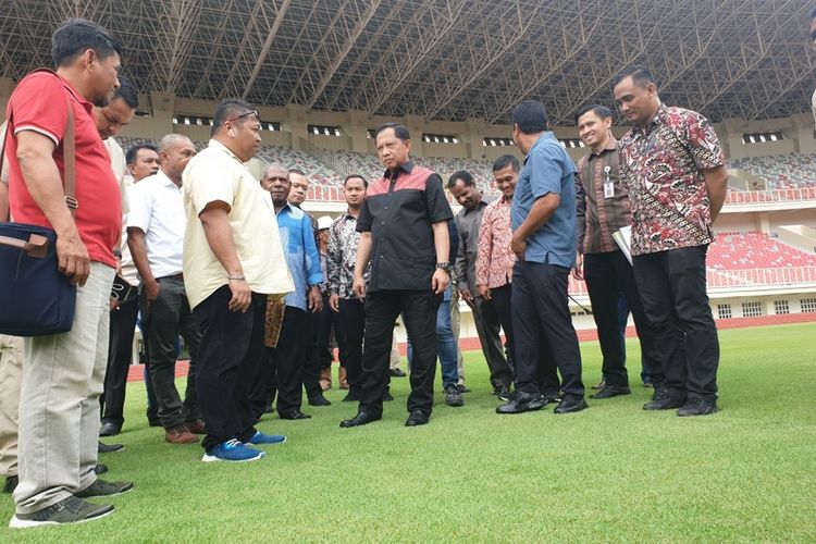 Mendagri Tito Karnavian jetika meninjau Stadion Papua Bangkit, Kabupaten Jayapura, Papua, yang akan dijadikan tempat pembukaan PON XX 2020, Minggu (1/12/2019)