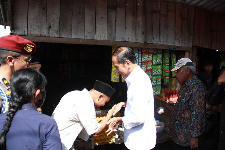 Presiden Joko Widodo meninjau langsung ketersediaan dan harga sejumlah bahan pangan dalam kunjungan kerjanya ke Pasar Sebukit Rama, Kabupaten Mempawah, Kalimantan Barat, Rabu (20/3/2024).