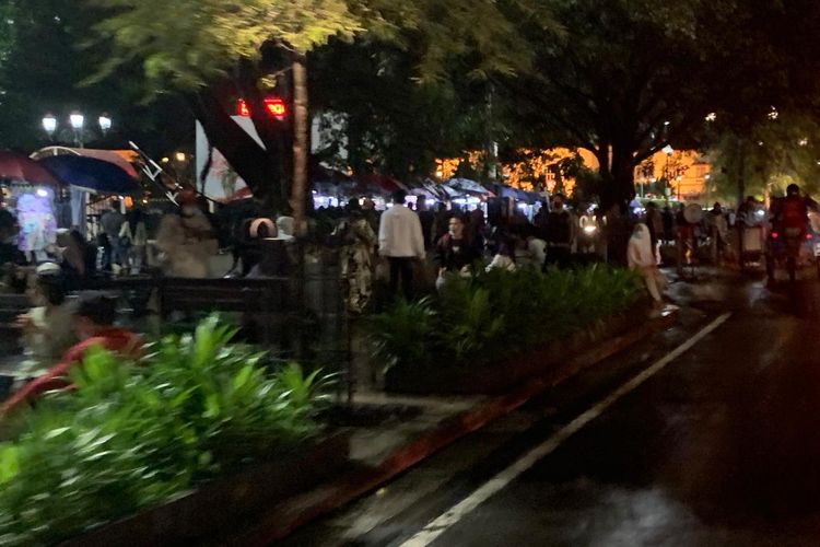 Kerumunan saat libur Natal tak terelakkan di sekitar ruas jalan Malioboro, Yogyakarta. Pada malam Tahun Baru, Pemkot Yogyakarta tetap menolak untuk menutup kawasan tersebut. 