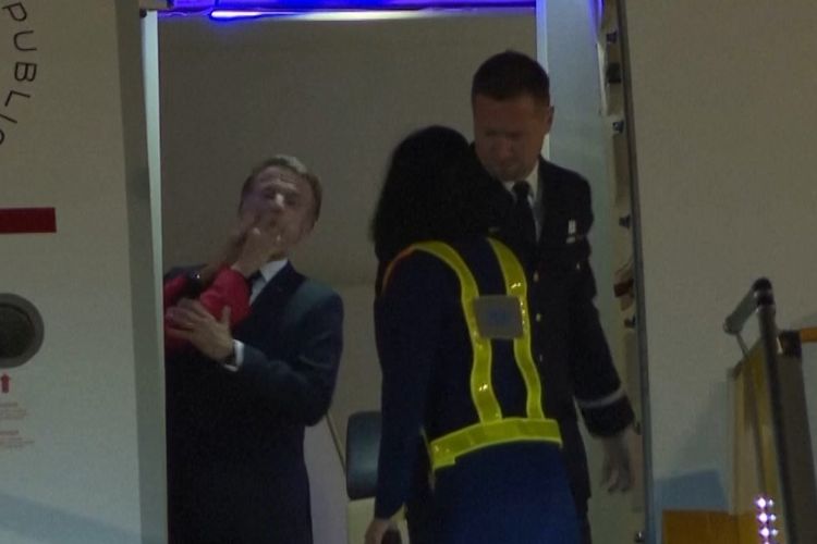 Kata Macron soal Wajahnya Didorong Istri Saat Mendarat di Vietnam