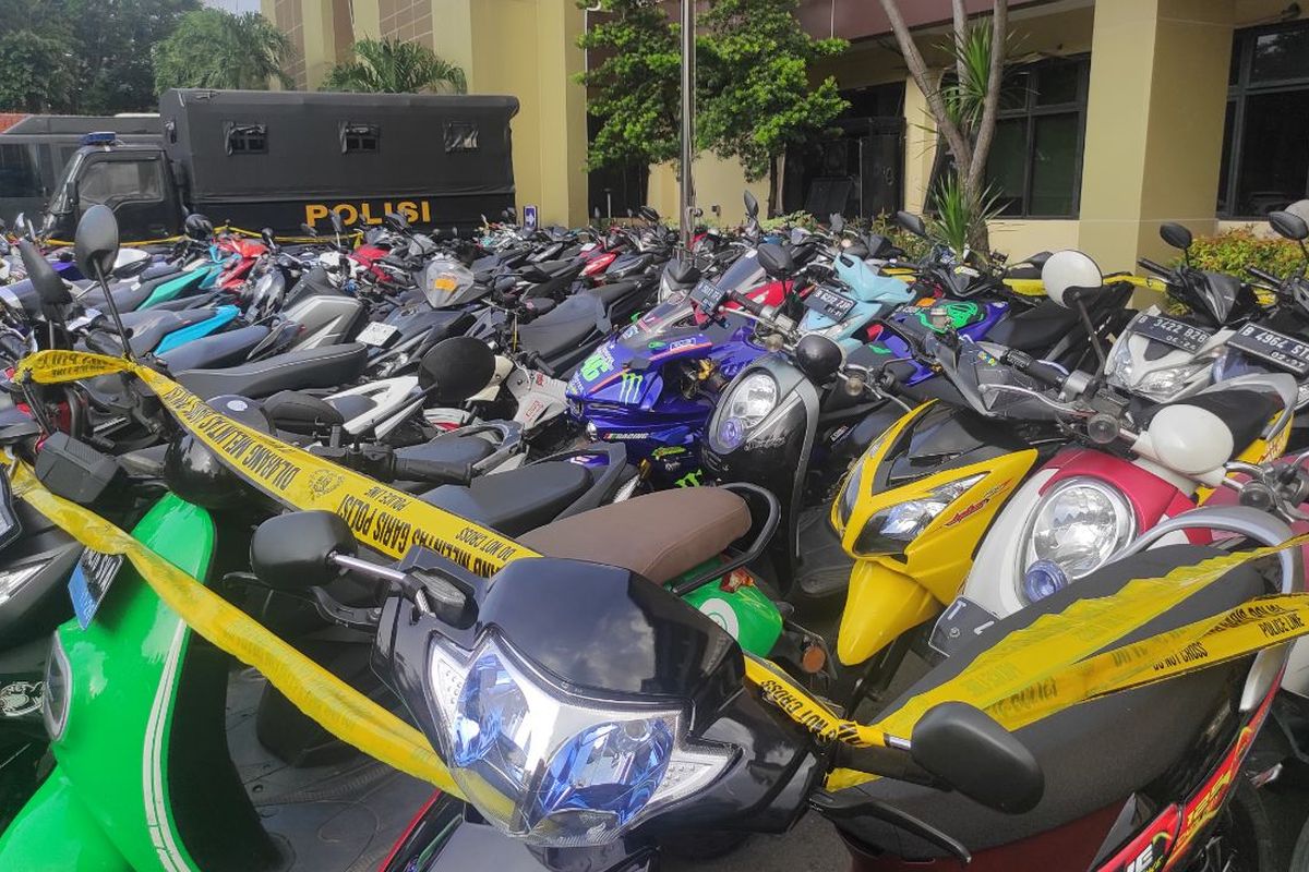 75 motor yang disita Polres Metro Jakarta Selatan dari Operasi Cipta Kondisi di Jalan Layang Non Tol (JLNT) Kuningan-Tebet, Jakarta Selatan, Rabu (14/6/2023). 