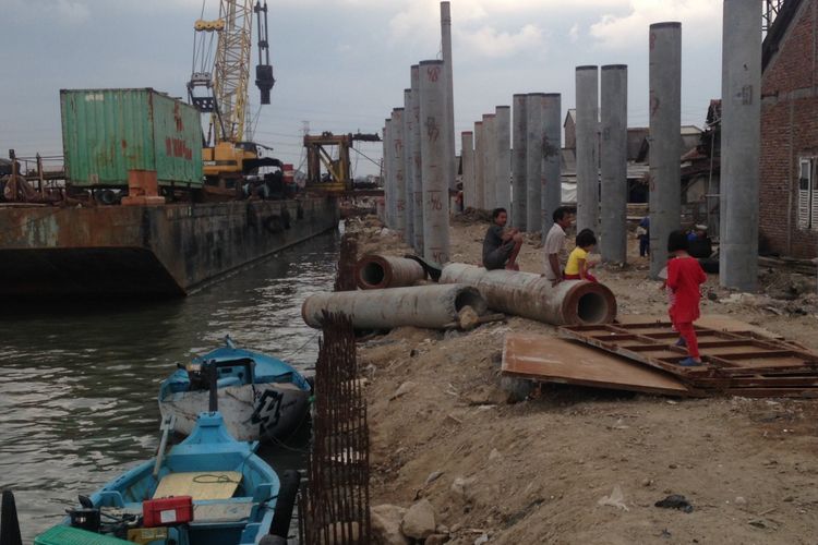 Paket pekerjaan drainase dan tebing spun pile sepanjang 1,5 km di Kampung Nelayan Tambaklorok, Semarang, Senin (10/7/2017). Pekerjaan drainase bagian dari penataan kampung bahari modern di Indonesia.