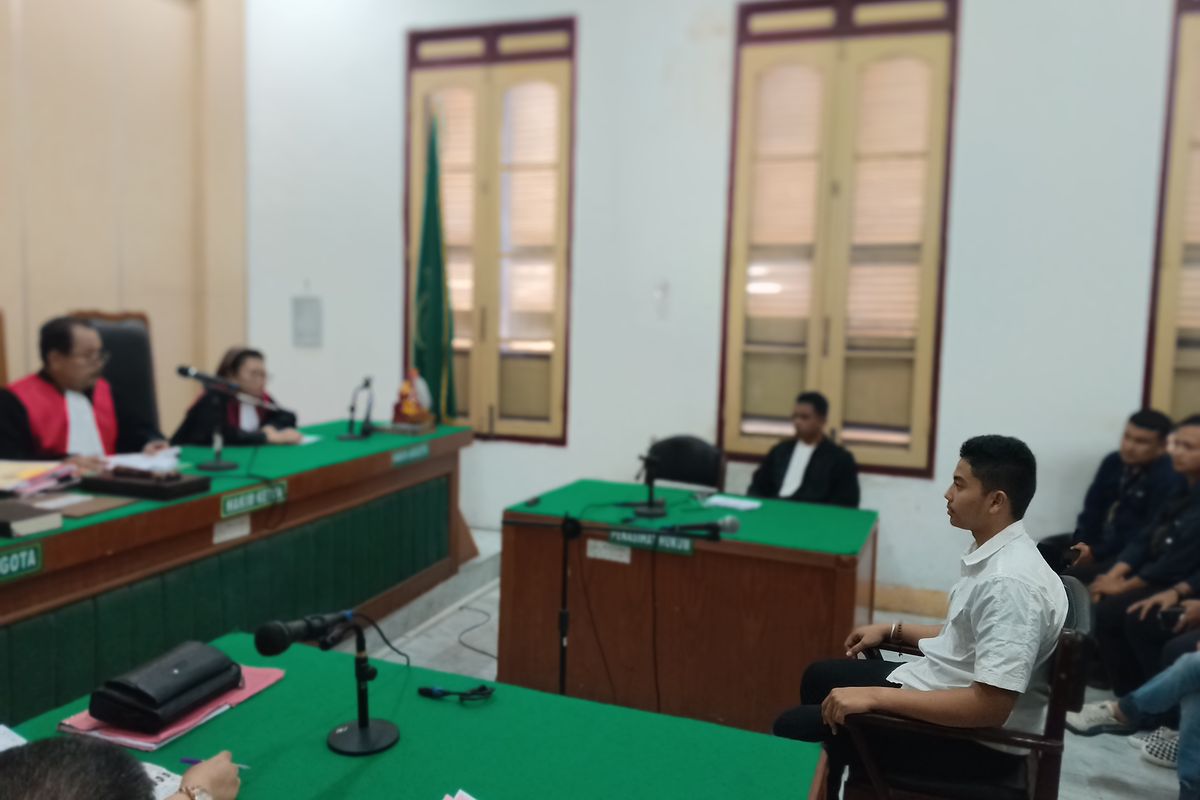 Anak AKBP Achiruddin Hasibuan, Aditya Hasibuan saat mendengarkan vonis hakim di PN Medan