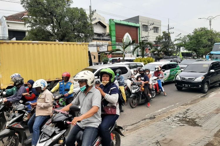 Suasana di Jalan Jenggolo, Sidoarjo menuju lokasi penyelenggaraan Resepsi 1 Abad Nahdlatul Ulama di GOR Delta Sidoarjo, Selasa (7/2/2023). 