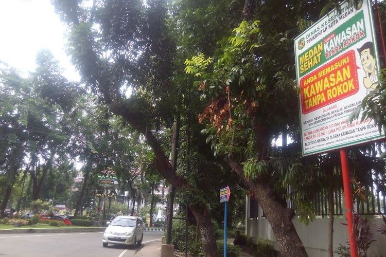 Plang KTR yang berada di depan kantor DPRD Kota Medan dan kantor wali kota Medan. Kondisinya tertutup rimbun daun dan tidak terlalu terlihat bagi orang yang melintas di depannya.