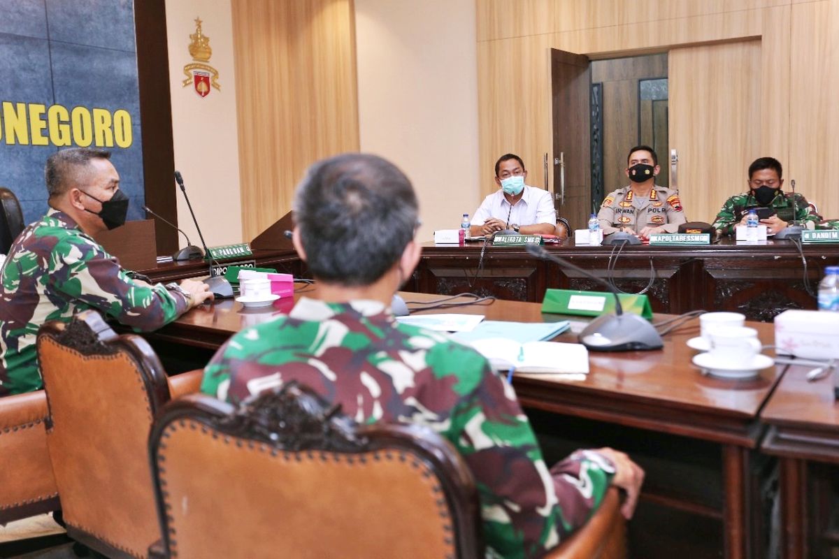 Wali Kota (Walkot) Semarang Hendrar Prihadi (Hendi) saat menghadap Pangdam IV/ Diponegoro Mayjen Rudianto untuk membicarakan teknis pelaksanaan vaksinasi.