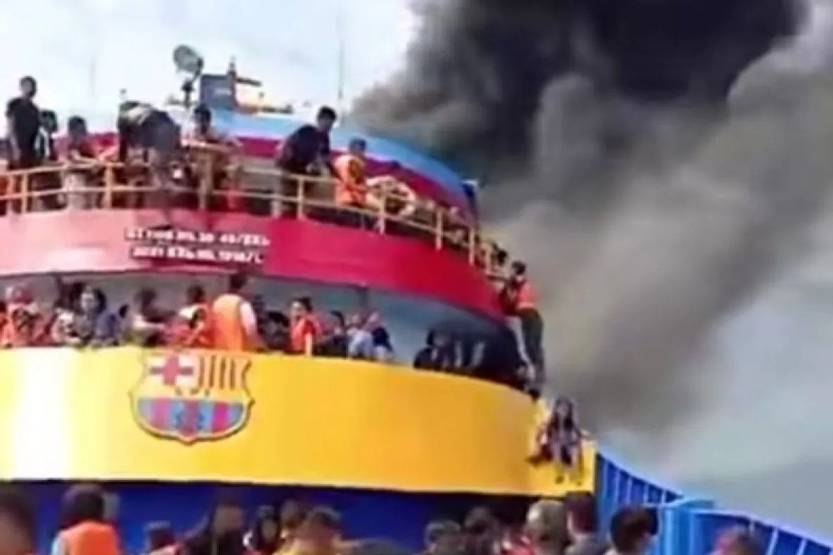 Kapal Barcelona 5 Terbakar di Perairan Talise, Penumpang Panik dan Lompat ke Laut