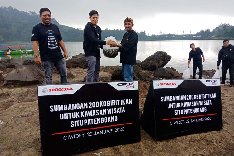 HPM bersama komunitas CR-V lakukan CSR bibit ikan tawar di Danau Situ Patenggang