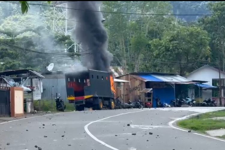 Demo Tolak Kenaikan UKT di Uncen Jayapura Ricuh, Mahasiswa Bakar Truk Polisi