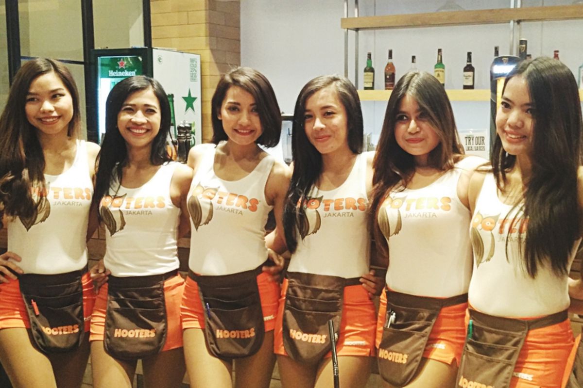 Hooters girls sebagai icon Hooters restoran.