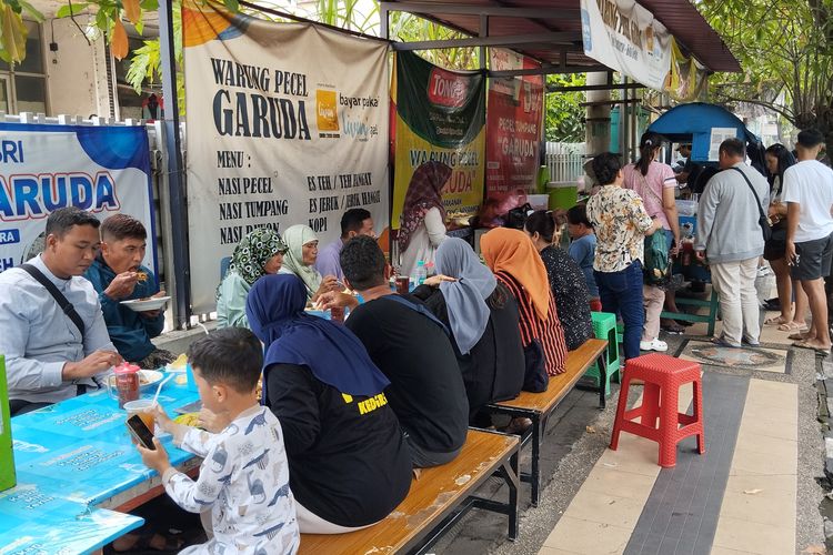 Pengunjung memadati warung rawon Garuda di Jalan Yos Sudarso sebelum Klenteng Tjoe Hwie Kiong Kota Kediri, Jawa Timur, akhir Nopember 2024.