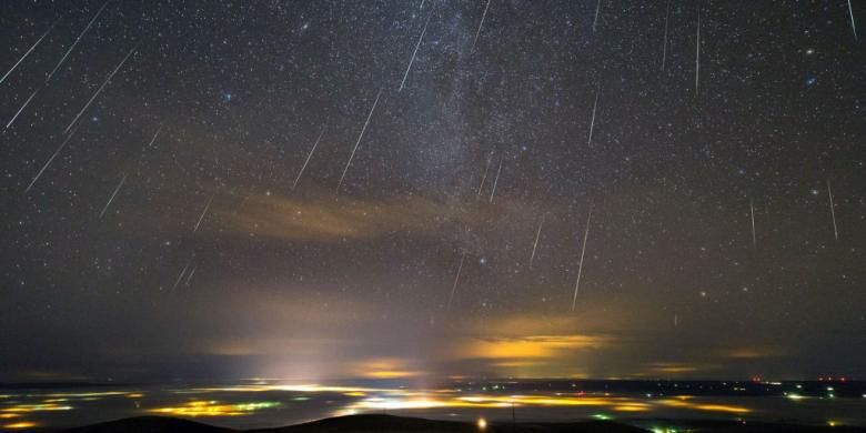 Foto hujan meteor Geminid di Portland, Oregon, Amerika Serikat yang diambil oleh Thomas W Earle dikutip situs web Universe Today, Rabu (23/12/2015).