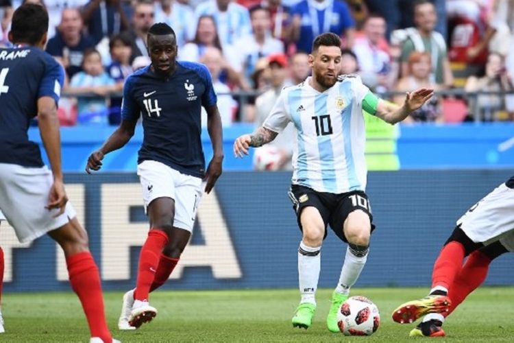 Penyerang Argentina, Lionel Messi, mendapat kawalan ketat dari empat pemain Perancis pada pertandingan babak 16 besar Piala Dunia 2018 di Kazan Arena, 30 Juni 2018. 
