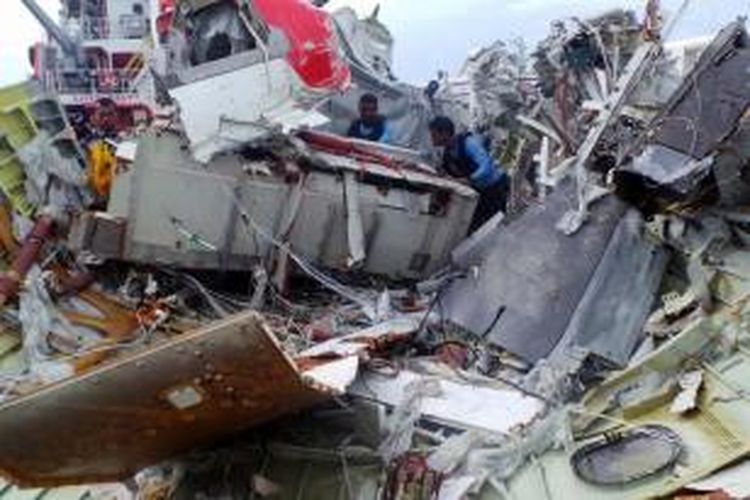 Ekor pesawat AirAsia QZ8501 ditemukan dan diangkat ke kapal Crest Onyx di Selat Karimata, Pangkalan Bun, Kalimantan Tengah, Sabtu (10/1/2015).