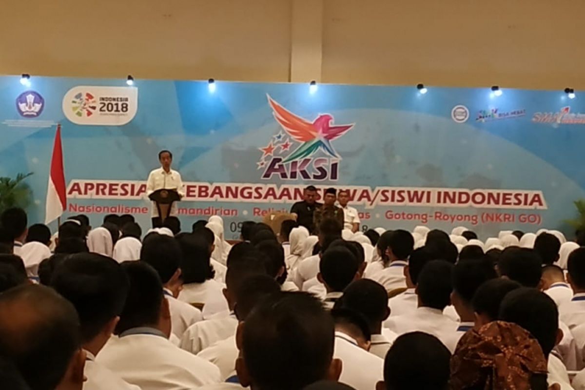 Presiden Joko Widodo didampingi Mendikbud Muhadjir Effendy saat memberikan pengarahan kepada ketua OSIS dan ketua sie kerohanian SMA dan SMK dari seluruh Indonesia dalam acara AKSI (Apresiasi Kebangsaan Siswa/Siswi Indonesia) 2018 di Bogor,10 Oktober 2018.
