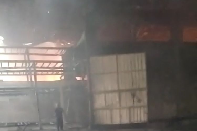 Tangkapan layar video kebakabaran pabrik busa di kawasan Jatake, Kecamatan Curug, Kabupaten Tangerang, Kamis (29/10/2020).