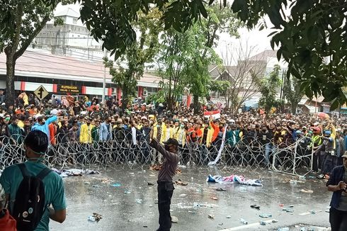 Demo di Padang Ricuh, Ketua DPRD Sumbar Dilempari 