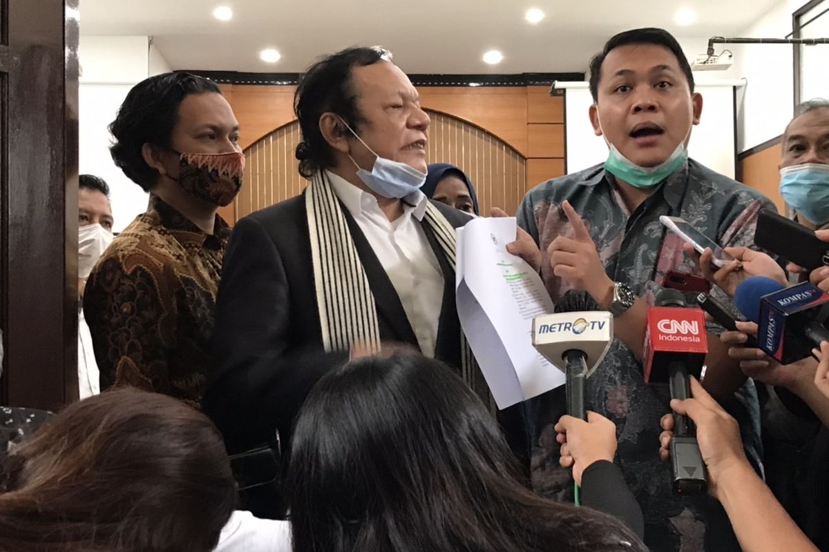 Tim kuasa hukum tersangka kasus penghasutan dan kerumunan, Rizieq Shihab memberikan keterangan pers di sela-sela sidang praperadilan hari ketiga di Pengadilan Negeri Jakarta Selatan, Pasar Minggu, Jakarta pada Rabu (6/1/2021) sore.