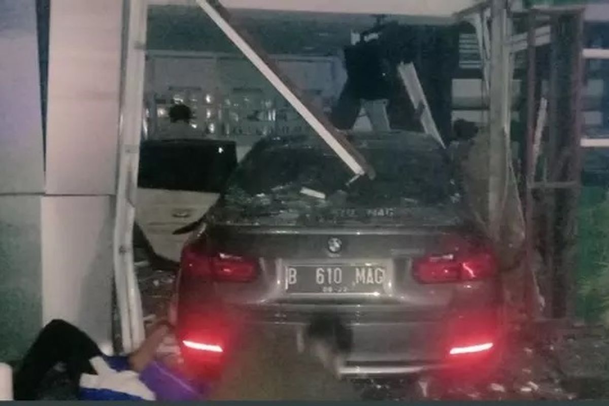 Apotek Senopati kmeblai ditabrak sebuah mobil, kali ini sedan BMW B 610 MAG