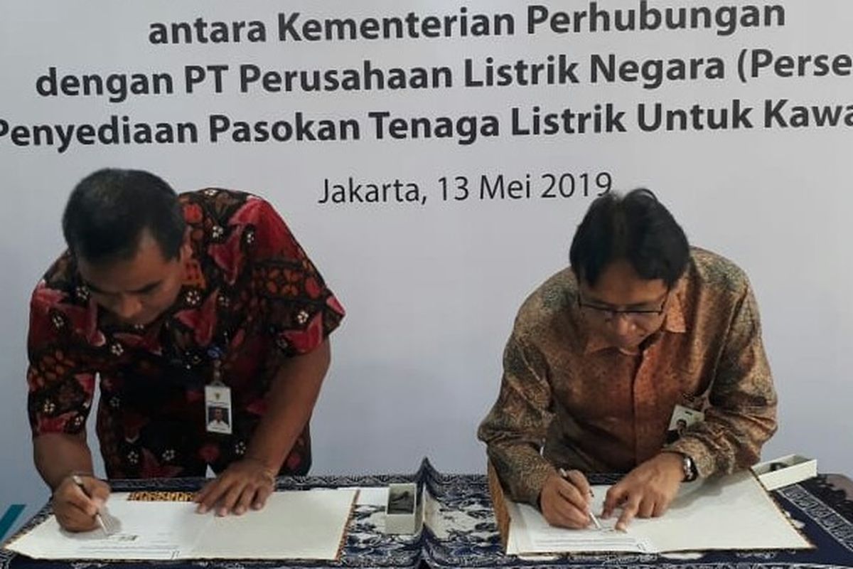 Direktur Jenderal Perhubungan Laut R. Agus H. Purnomo saat menandatangani perjanjian kerjasama dengan PT PLN di Jakarta, Senin (13/5/2019).