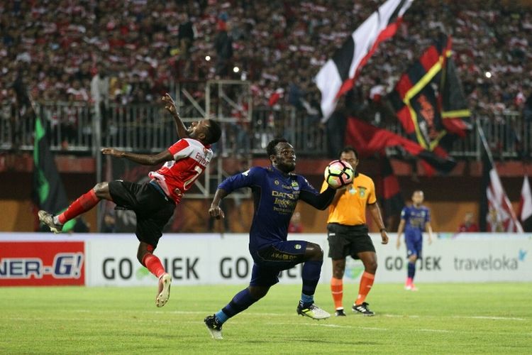 Gelandang Persib Bandung, Michael Essien, mengejar bola dalam pertandingan Liga 1 melawan Madura United, Minggu  (9/7/2017). 