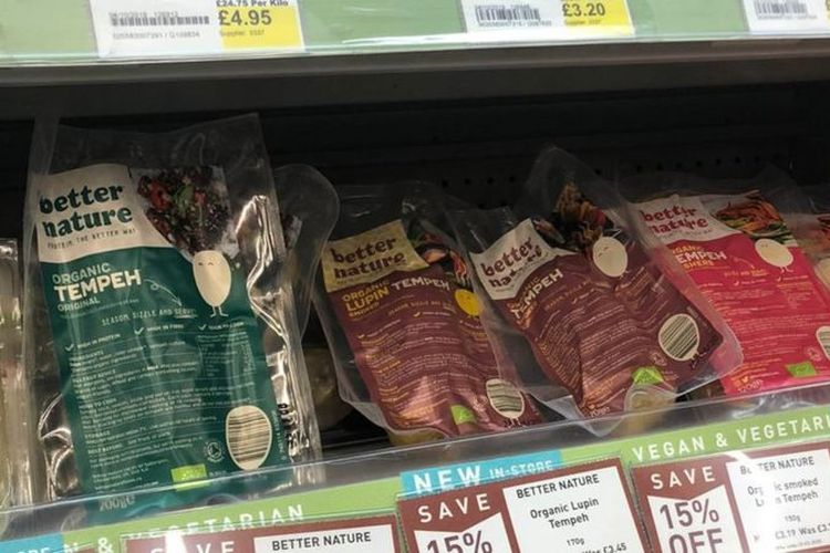 Produk tempe siap saji di sebuah supermarket di London