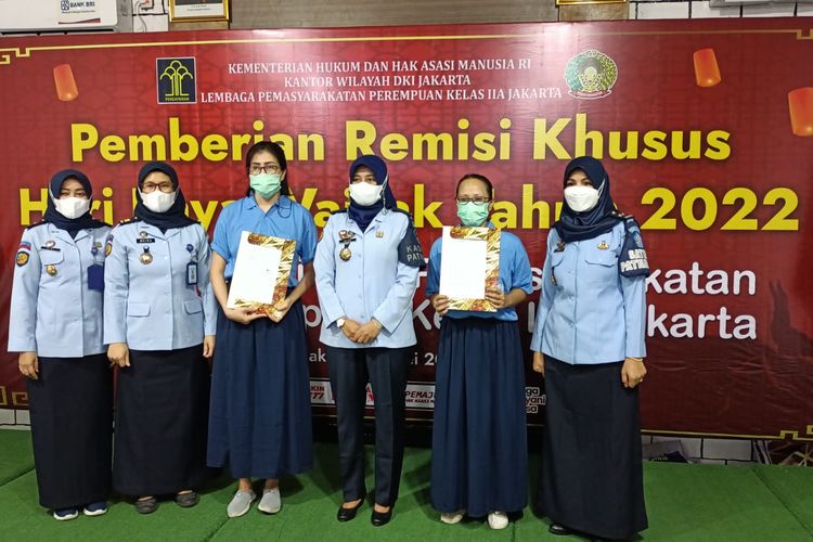 Sebanyak sembilan narapidana atau warga binaan Lembaga Pemasyarakatan (Lapas) Perempuan Klas II A Jakarta mendapatkan remisi alias pengurangan hukuman pada Hari Raya Waisak, Senin (16/5/2022).