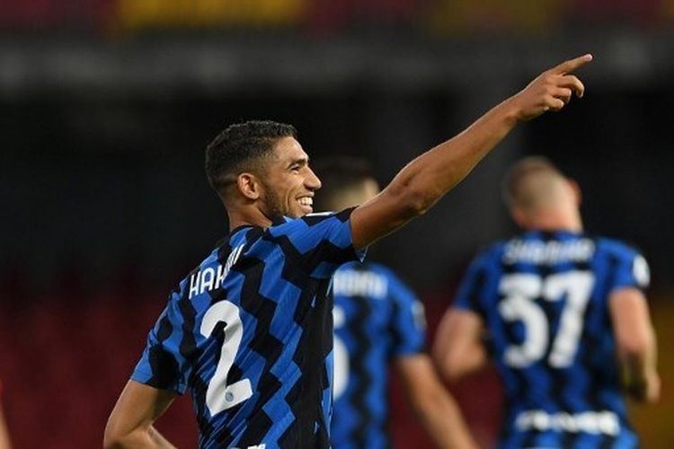 Achraf Hakimi merayakan gol yang ia cetak dalam laga Benevento vs Inter Milan pada partai tunda pekan pertama Liga Italia 2020-2021 yang digelar di Stadion Ciro Vigorito, Rabu (30/9/2020).