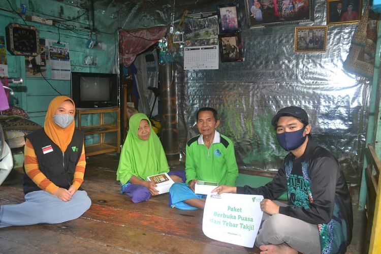 Tim Dompet Dhuafa cabang Sumatera Selatan, kunjungi rumah per rumah untuk bagikan paket berbuka puasa dari program tebar takjil untuk masyarakat pra sejahtera.