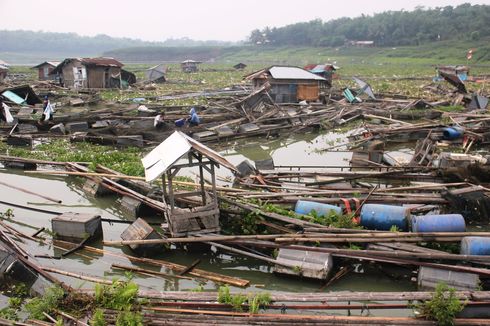 Detik-detik Air Bah Hancurkan Puluhan Keramba Jaring Apung di Cianjur