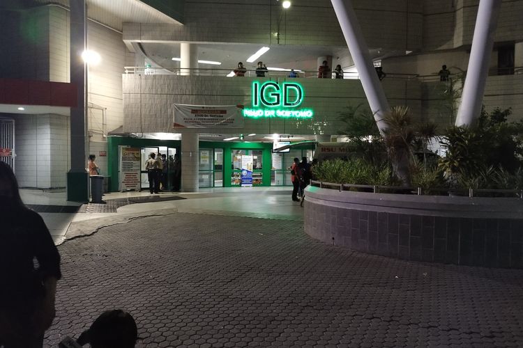 Pintu Instalasi Gawat Darurat IGD Rumah Sakit dr Soetomo Surabaya, Jawa Timur.