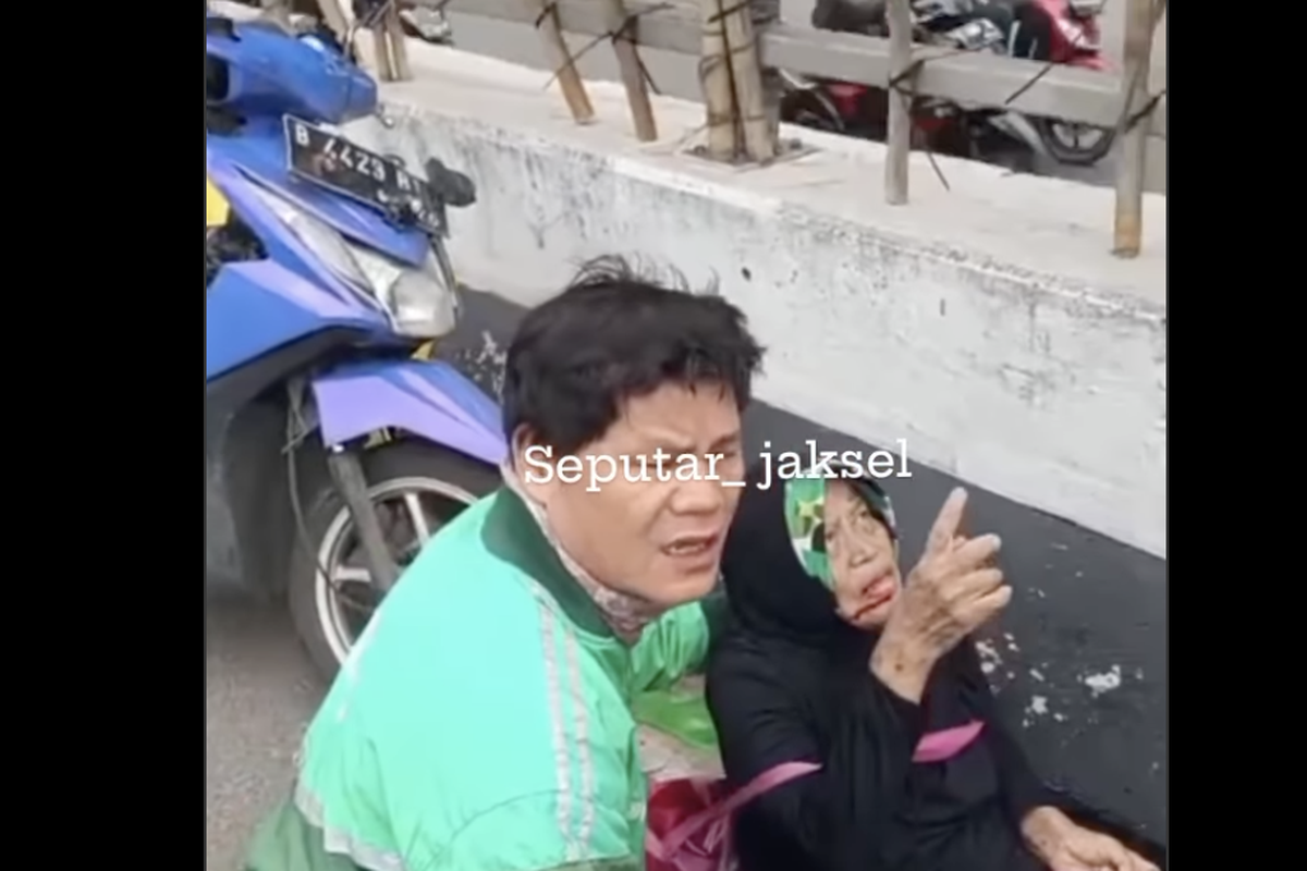 Video lansia tertimpa baliho parpol saat melintas di kawasan Jakarta Selatan
