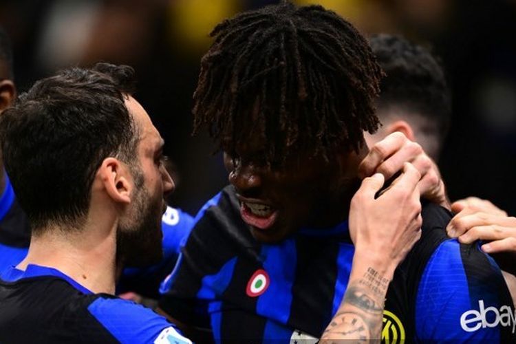 Bek Inter Milan, Yann Bisseck (kanan), merayakan gol bersama rekan setimnya, Hakan Calhanoglu setelah dia mencetak gol dalam pertandingan Serie A melawan Lecce di Stadion San Siro, Sabtu (23/12/2023).  