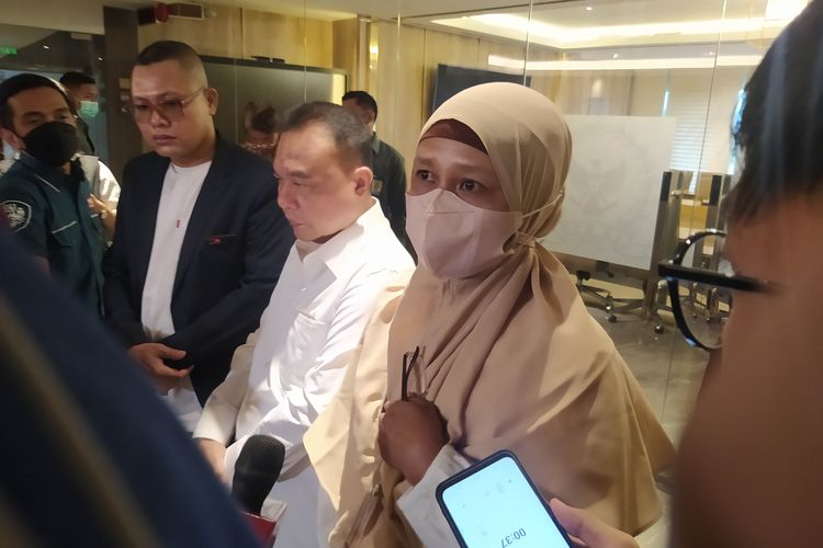 Wakil Ketua DPR Sufmi Dasco Ahmad (tengah) saat menemui Santi Warastuti di Gedung DPR RI, Senayan, Jakarta, pada Selasa (28/6/2022). 