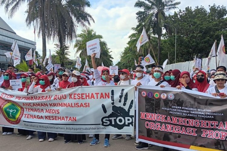 Ribuan tenaga kesehatan (Nakes) demo menolak RUU Kesehatan Omnibus Law di gedung DPRD Sultra.