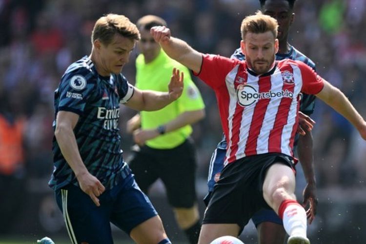 Martin Odegaard (kiri) berebut bola dengan Stuart Armstrong dalam laga Southampton vs Arsenal pada pekan ke-33 Liga Inggris 2021-2022 yang digelar di Stadion St Mary's, Sabtu (16/4/2022) malam WIB. Terdekat, Southampton dan Arsenal akan bertemu pada pekan ke-13 Liga Inggris, Minggu (23/10/2022) mulai pukul 20.00 WIB. Link live streaming Southampton vs Arsenal tersedia di akhir artikel.