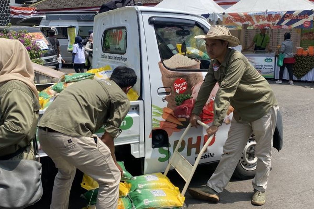 Pemerintah Kota Bandung menggelar Gerakan Pangan Murah (GPM) keliling dengan menggunakan sebuah mobil di Kota Bandung, Jawa Barat, Kamis (18/1/2024).  