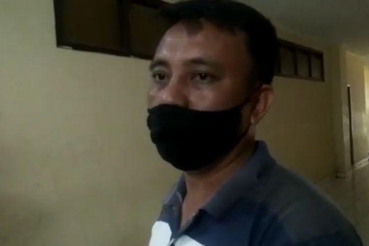 Makmun (38) paman dari Youtuber Edo Putra yang membuat prank daging kurban berisi sampah di Palembang.