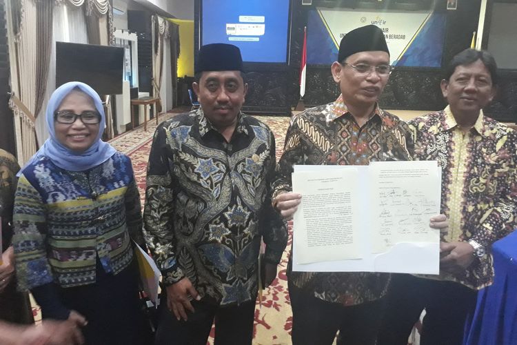 Rektor PTN dan PTS se-Surabaya dan Madura bersama pimpinan lembaga layanan pendidikan tinggi (LL DIKTI) wilayah VII memberi imbauan kepada mahasiswa menjelang pengumuman hasil pemilu pada 22 Mei 2019 mendatang di kampus Universitas Airlangga, Surabaya, Jawa Timur, Senin (20/5/2019).