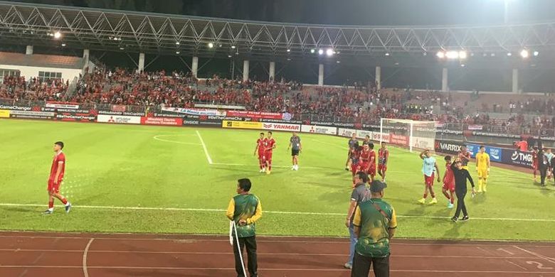 Skuad timnas Indonesia saat tengah memberikan penghormatan kepada suporter seusai memetik kemenangan mencolok 7-0 atas Brunei Darussalam dalam penyisihan Grup A Piala AFF 2022 di Stadion Kuala Lumpur, Malaysia, Senin (26/12/2022).