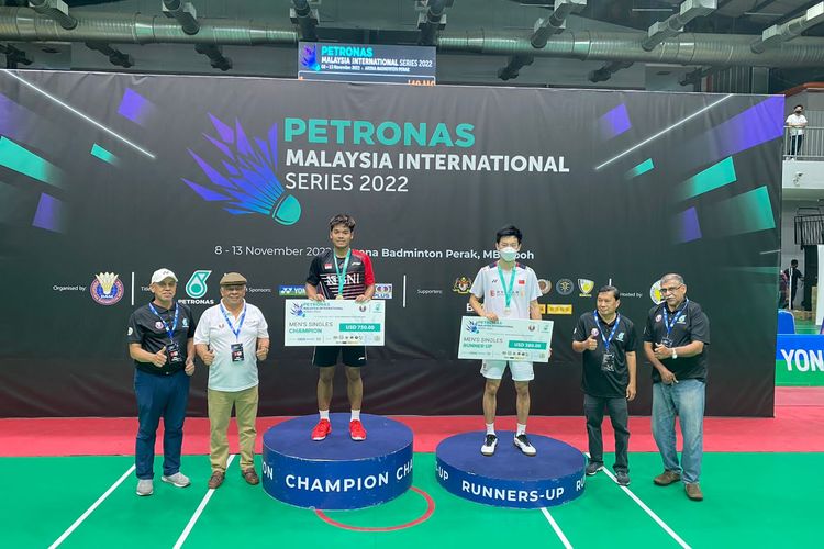Syabda Perkasa Belawa saat naik podium juara di Malaysia International Series 2022 pada Minggu (13/11/2022).