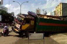 Hindari Jalan Rusak, Truk Terperosok ke Got