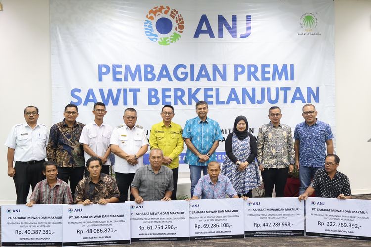 Anak usaha PT Austindo Nusantara Jaya Tbk. (ANJ), Sahabat Mewah dan Makmur (SMM), memberikan premi hasil penjualan minyak sawit berkelanjutan dengan total senilai Rp 442,283 juta kepada para petani mitra di Belitung Timur, Minggu (28/3/2024).