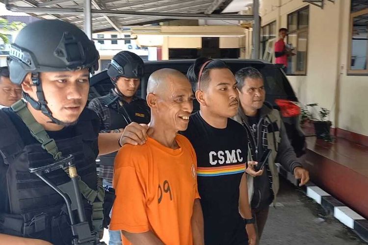 Petugas Satreskrim Polres Tasikmalaya, Jawa Barat, membawa pelaku pembunuhan seorang kakek 85 tahun yang ternyata adalah tetangga korban sendiri di Desa Bantar Kalong Kecamatan Cipatujah Kabupaten Tasikmalaya, Jumat (12/5/2023).
