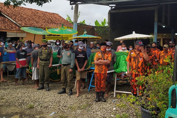 Empat jenazah korban kecelakaan beruntun, Karsim (55), Nasiroh (40), anaknya Bagus Pribadi (29) dan Naraya (6) akan diberangkatkan ke pemakaman Desa Losari, Kecamatan Rawalo, Kabupaten Banyumas, Jawa Tengah, Kamis (24/6/2021).