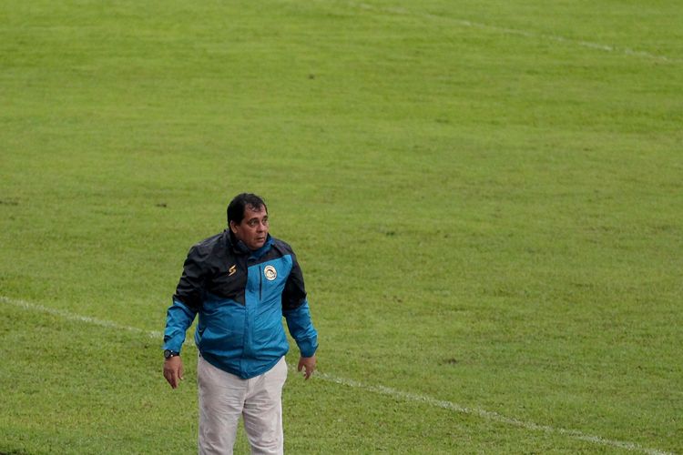 Pelatih Arema FC dari Brasil, Carlos Oliveira.